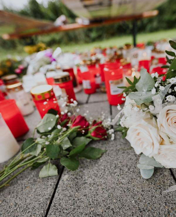 Blumen und Kerzen zum Andenken (Symbolfoto).