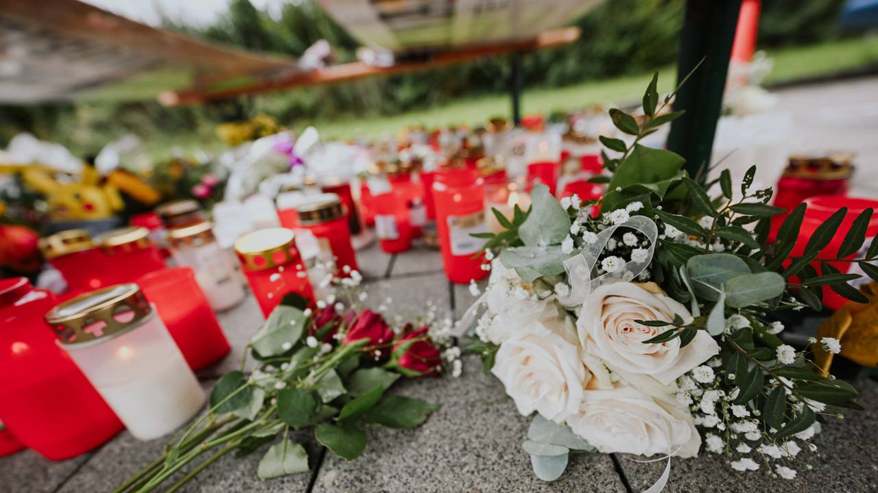 Blumen und Kerzen zum Andenken (Symbolfoto).