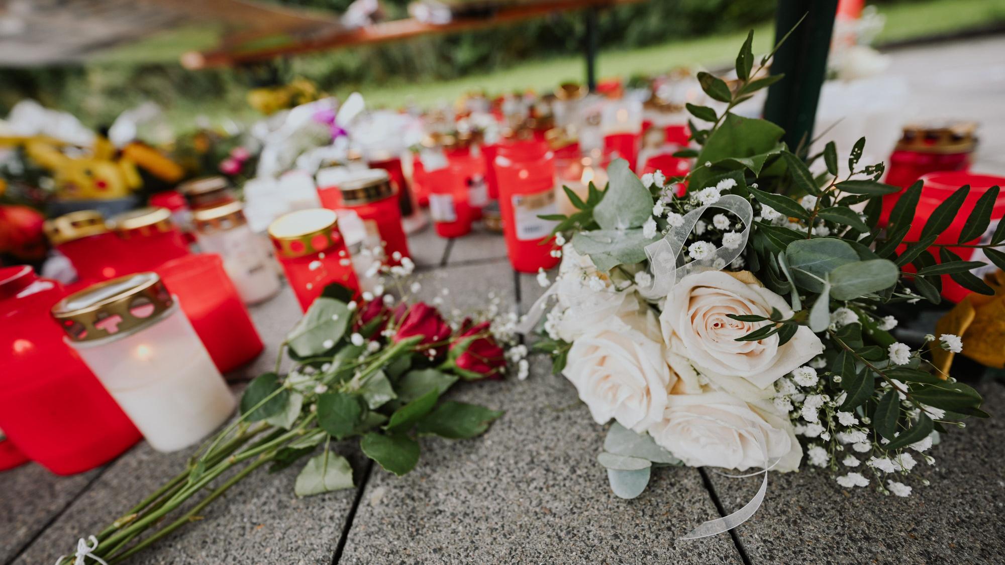 Blumen und Kerzen zum Andenken (Symbolfoto).