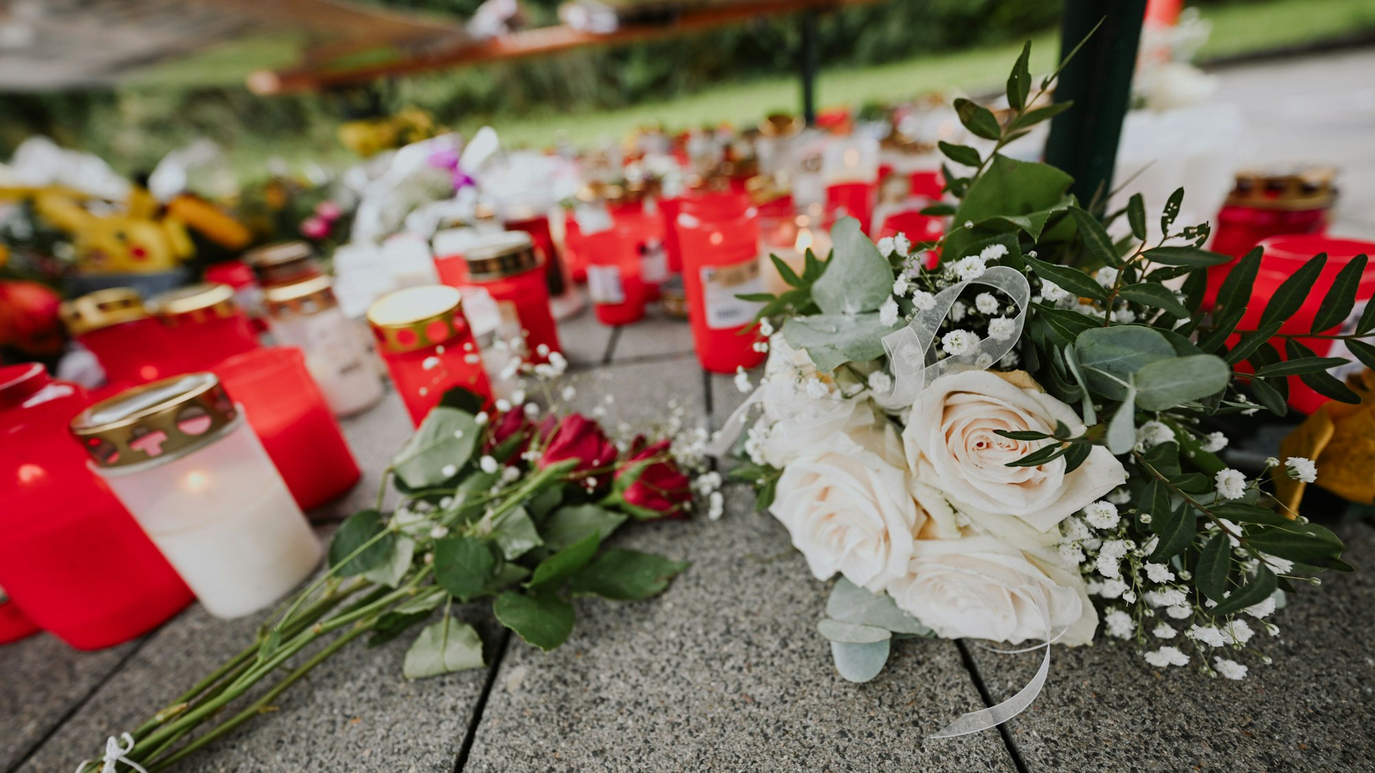 Blumen und Kerzen zum Andenken (Symbolfoto).