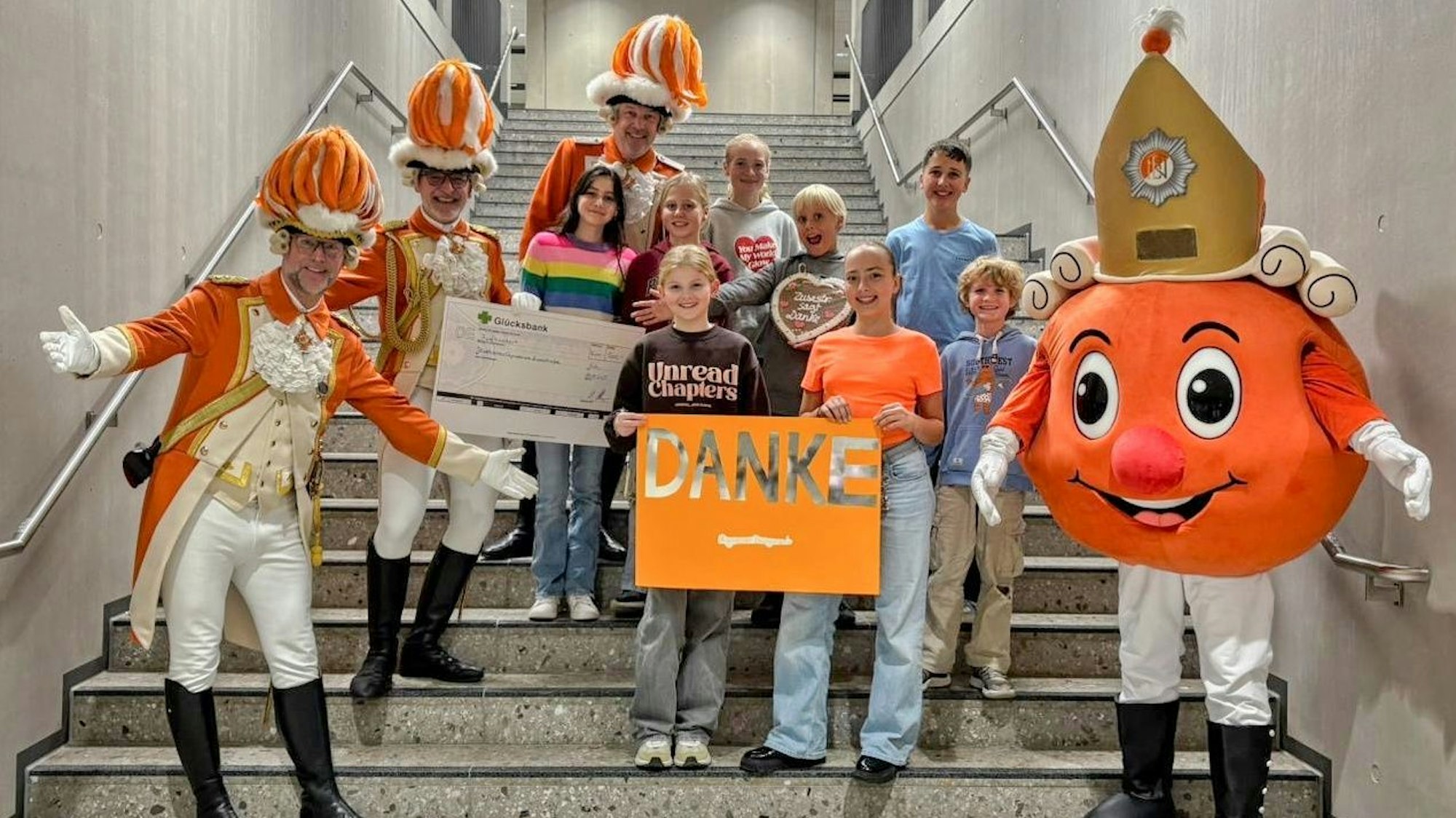 Die Nippeser Bürgerwehr zu Besuch in der Schule.
