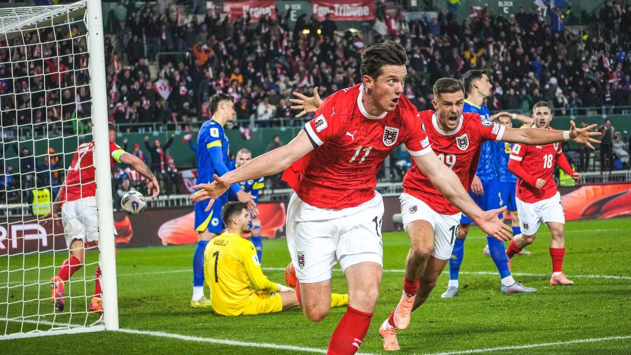 Michael Gregoritsch breitet seine Arme aus und jubelt über seinen Treffer.