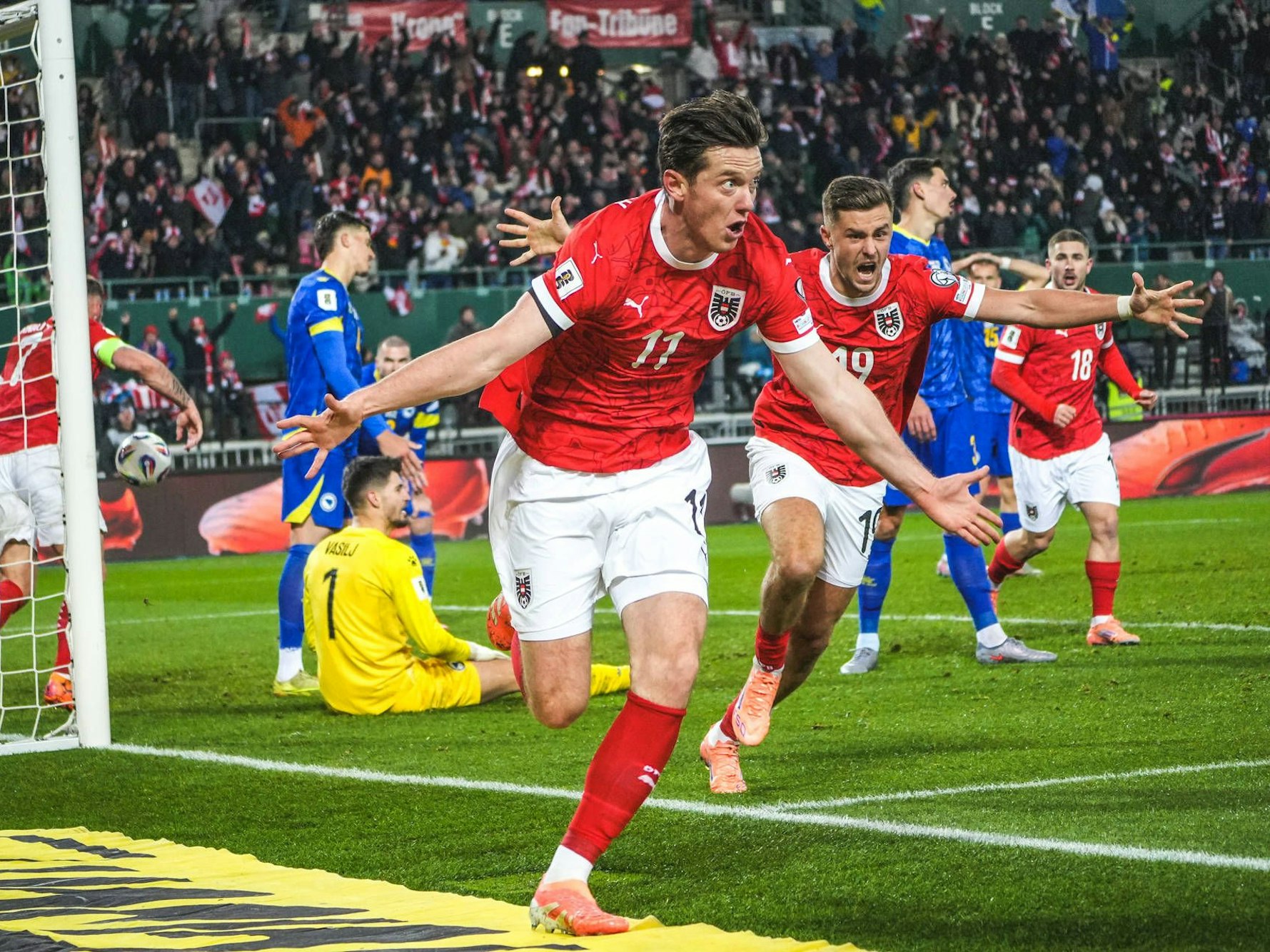 Michael Gregoritsch breitet seine Arme aus und jubelt über seinen Treffer.