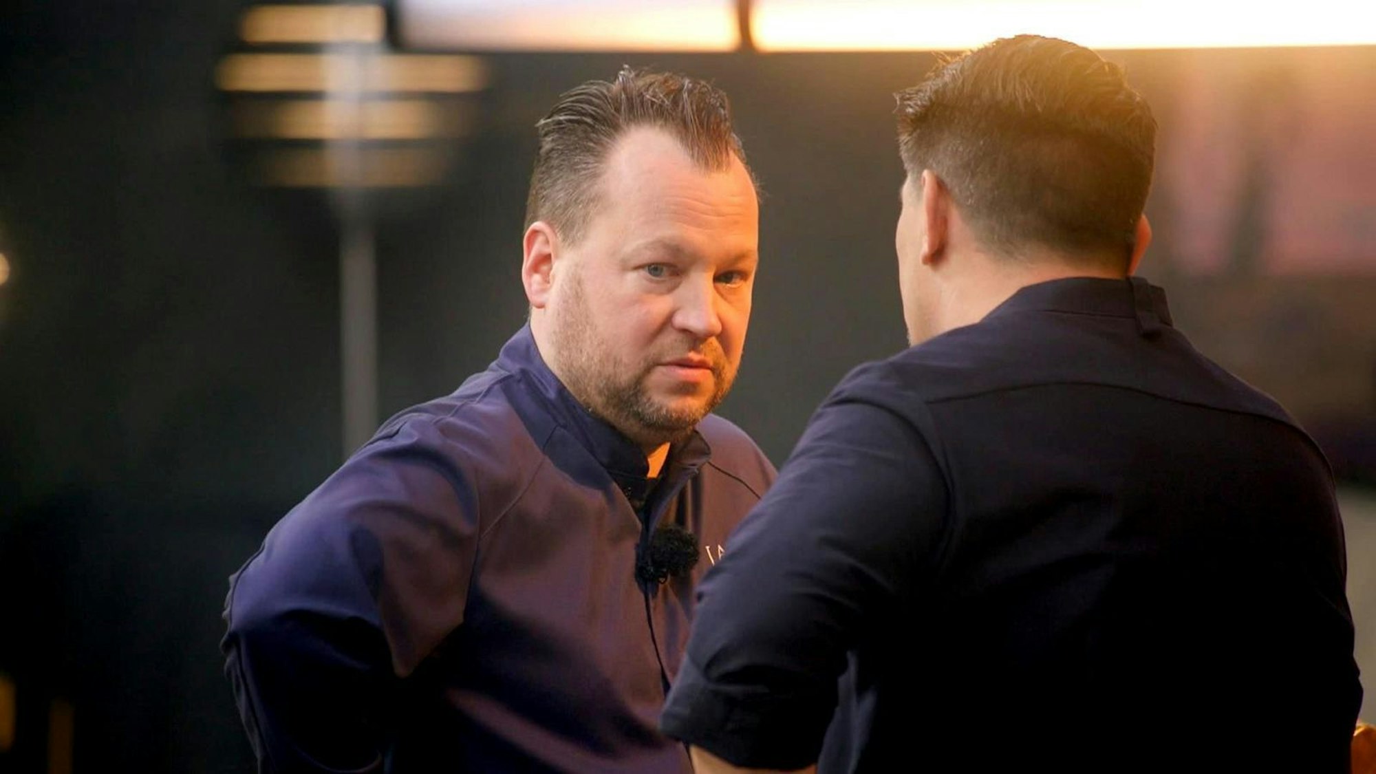 Sternekoch Jan Hartwig tut sich mit der Entscheidung schwer. (Bild: RTL)