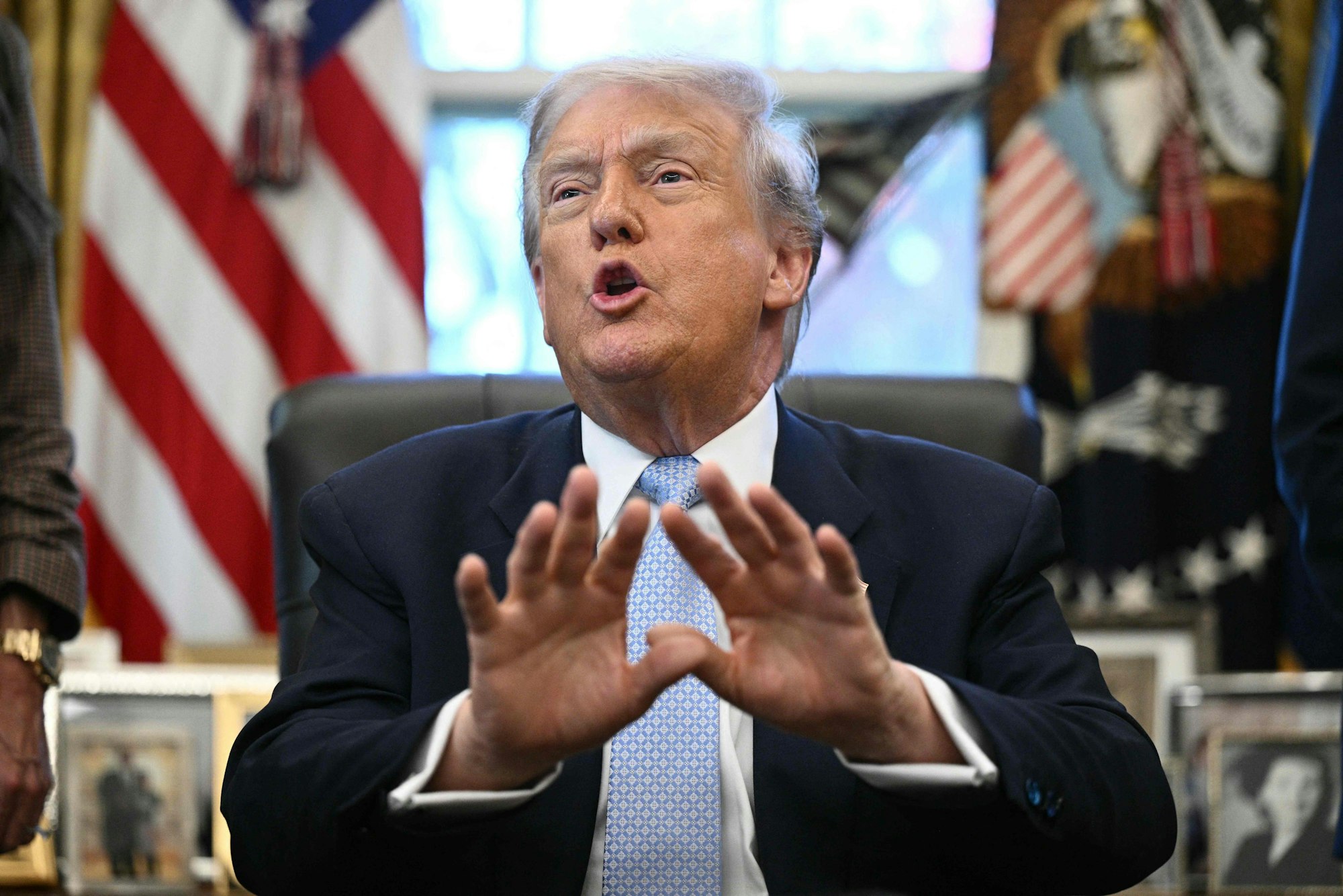 Donald Trump spricht mit Journalistinnen und Journalisten im Weißen Haus. Seine Stimme klang dabei heiser.