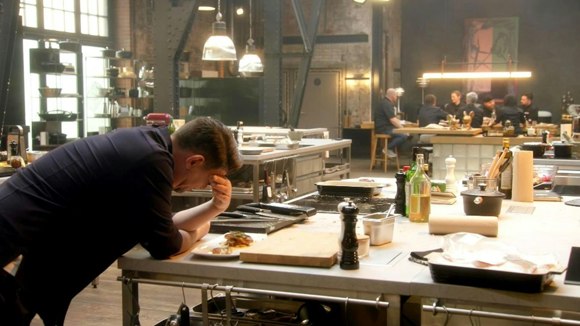 Tim Mälzer ist der Verzweiflung nah. Seine Talente zeigen zu viel Unsicherheit. (Bild: RTL)