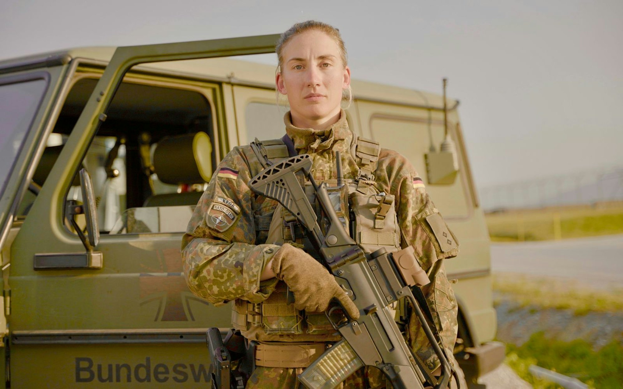 Alina ist Offizierin bei der Bundeswehr. Trotzdem wird sie nicht immer ernstgenommen, findet sie. Als Frau müsse sie sich mehr beweisen, als ihre Kameraden. (Bild: ZDF/Luise Schröder)