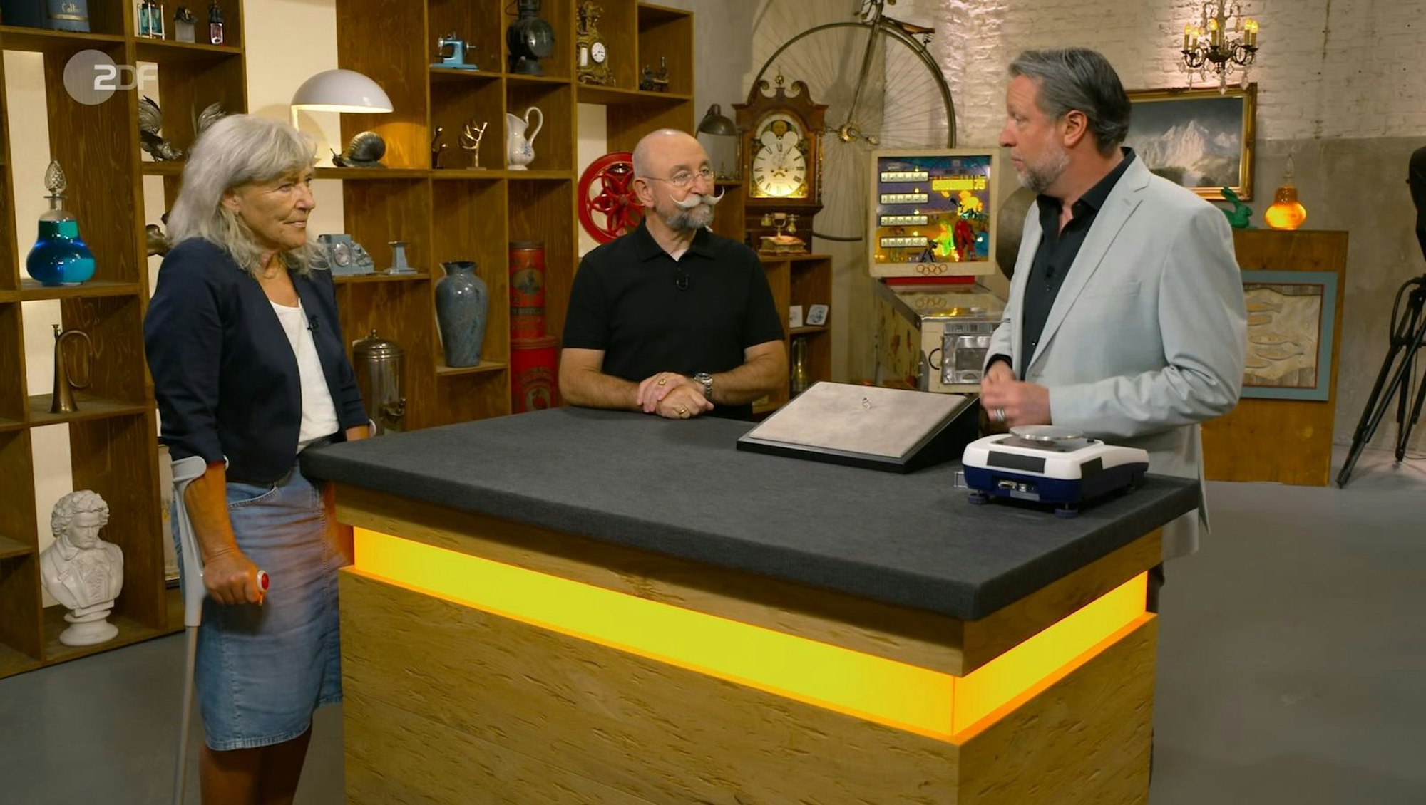 Vor gut 30 Jahren hatte Renate das Schmuckstück von ihrer Mutter geschenkt bekommen. (Bild: ZDF)