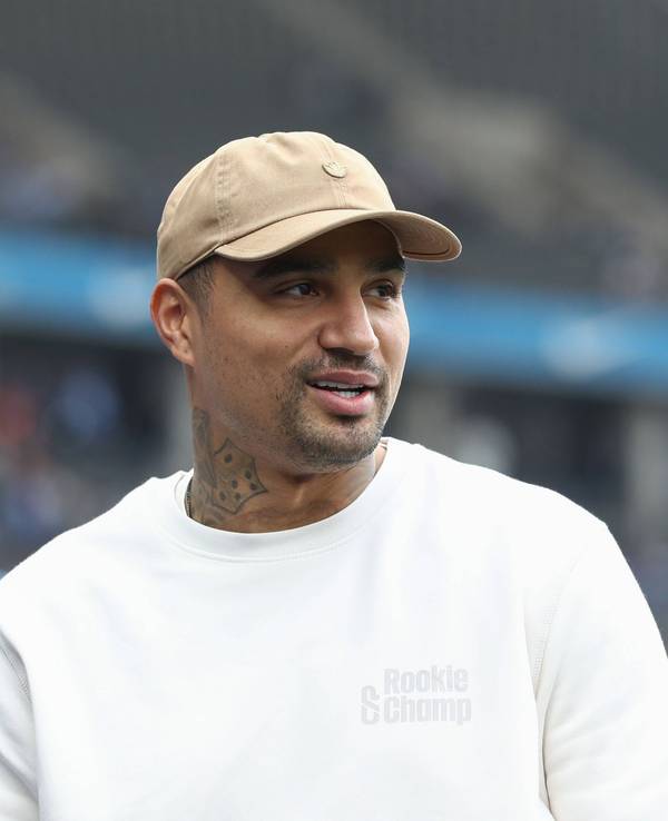 Kevin-Prince Boateng steht bei Hertha BSC im Stadion-Innenraum.