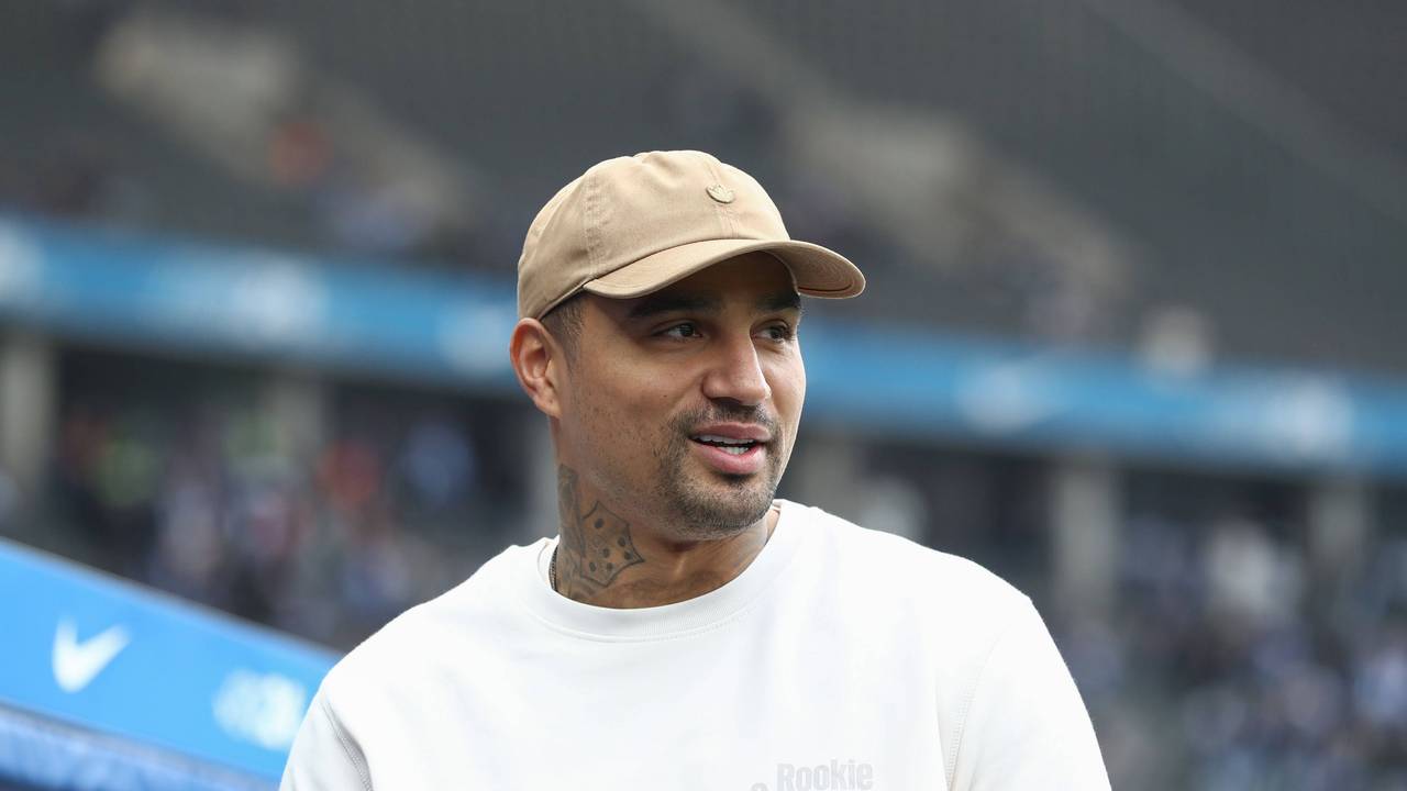Kevin-Prince Boateng steht bei Hertha BSC im Stadion-Innenraum.