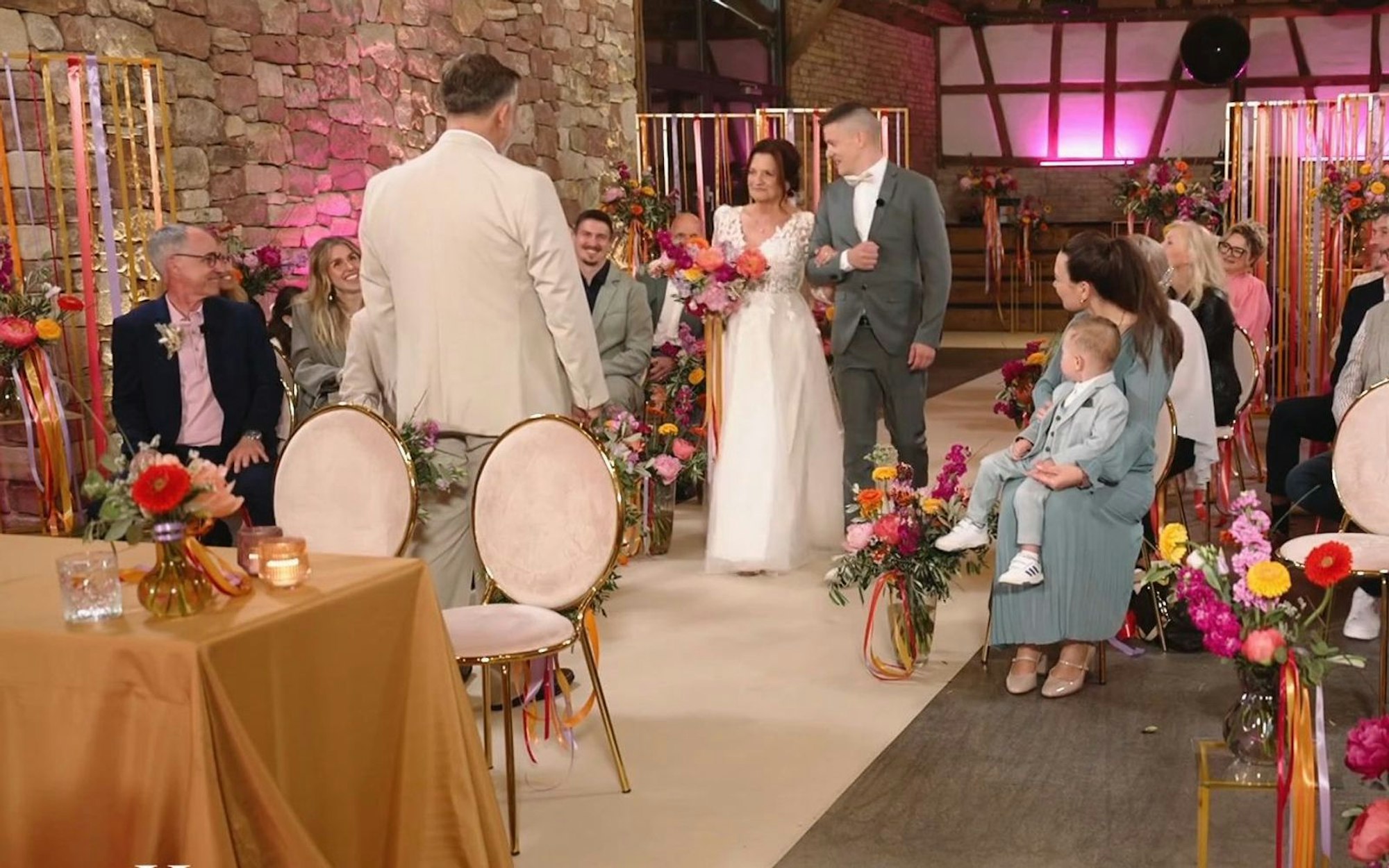 Der erste Blick ist eigentlich ein zweiter - mindestens: Marén trifft auf Frank. (Bild: Joyn)