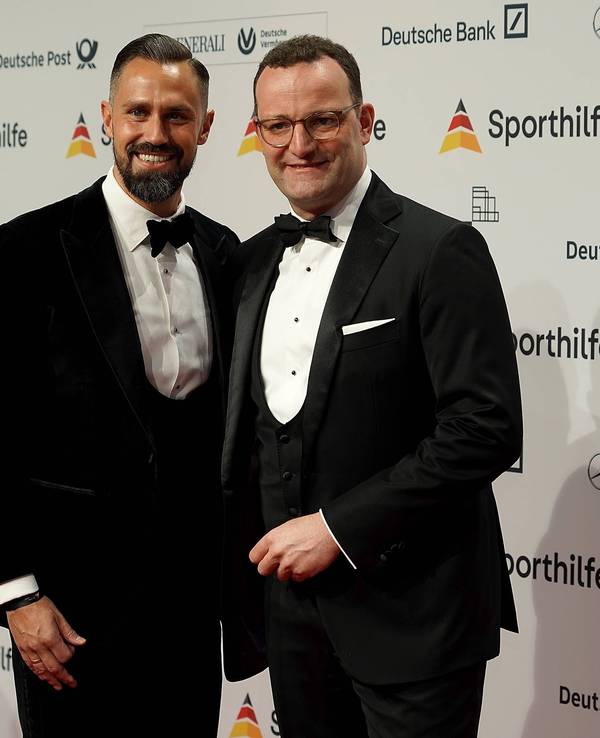Jens Spahn (r) mit seinem Ehemann Daniel Funke beim Ball des Sports der Stiftung Deutsche Sporthilfe 2023.