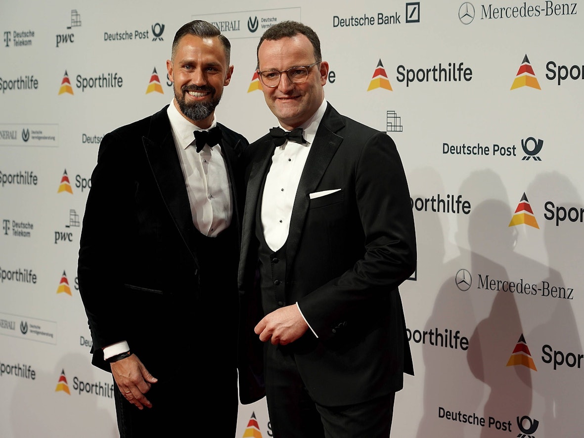 Jens Spahn (r) mit seinem Ehemann Daniel Funke beim Ball des Sports der Stiftung Deutsche Sporthilfe 2023.
