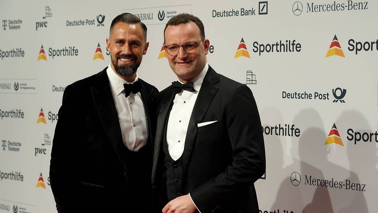 Jens Spahn (r) mit seinem Ehemann Daniel Funke beim Ball des Sports der Stiftung Deutsche Sporthilfe 2023.