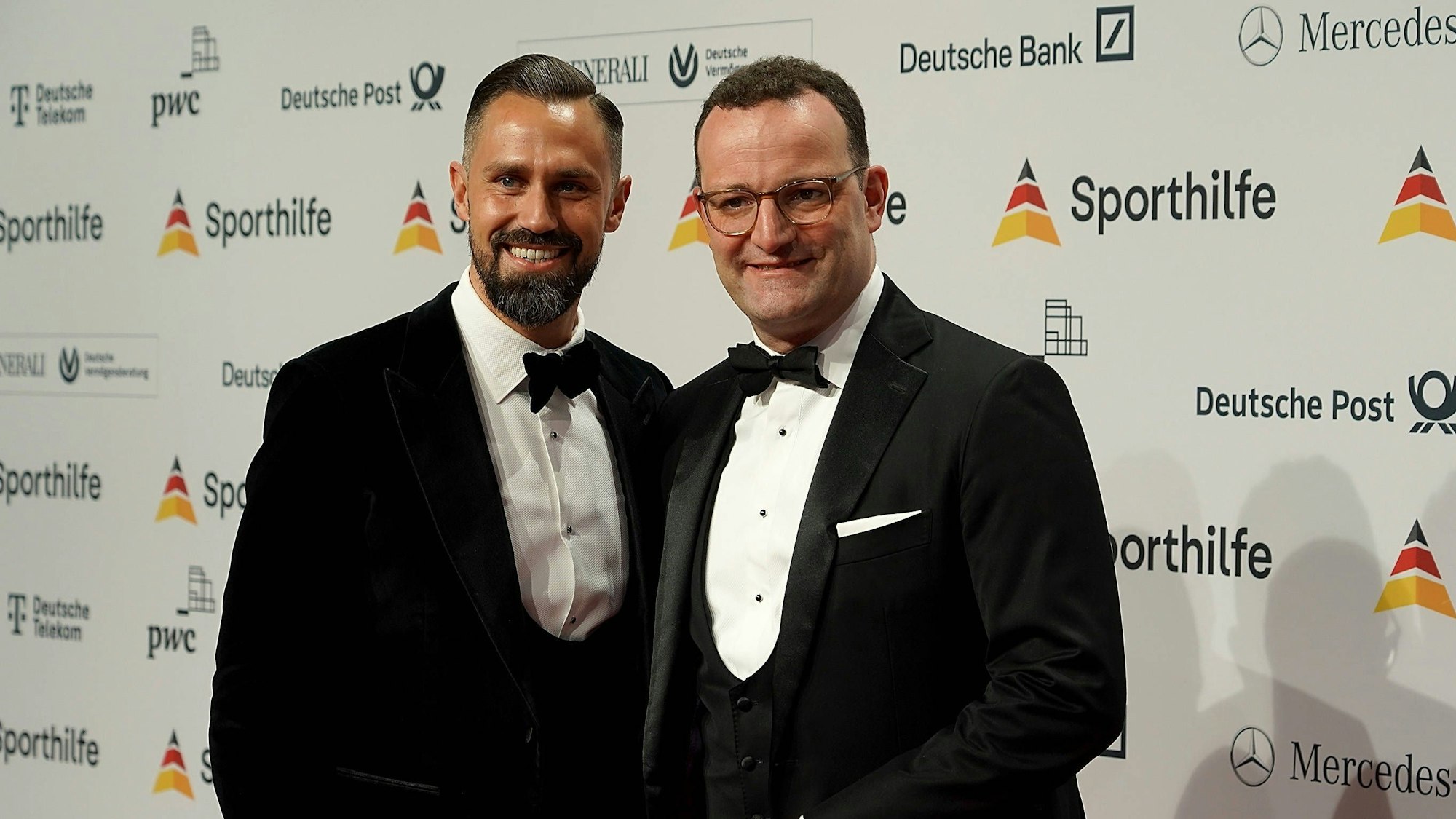 Jens Spahn (r) mit seinem Ehemann Daniel Funke beim Ball des Sports der Stiftung Deutsche Sporthilfe 2023.