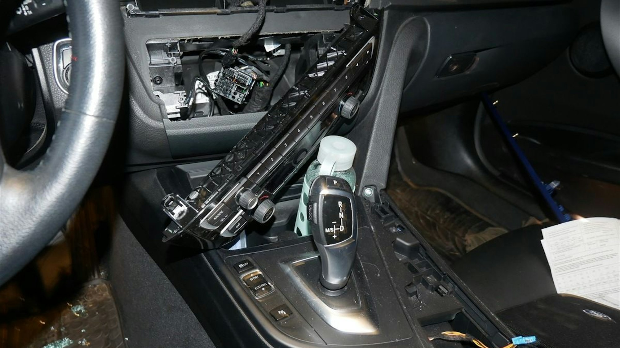 Das Foto zeigt die leere Konsole eines Autos nach dem Ausbau des Infotainmentsystems.