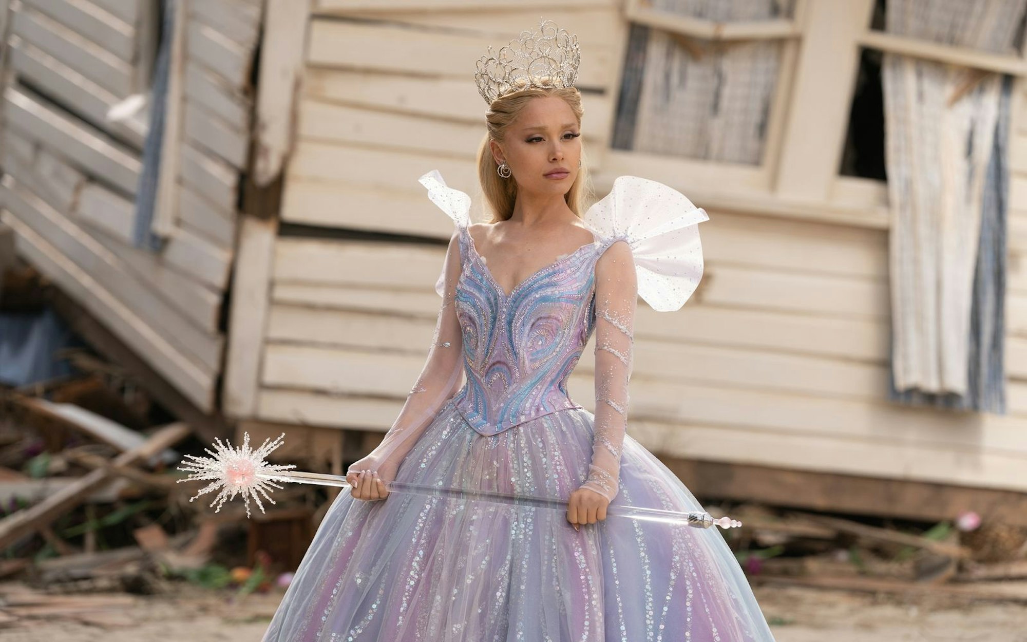 Glinda (Ariana Grande) wird von den Bewohnern von Oz als leuchtendes Vorbild verehrt. (Bild: Universal Studios)