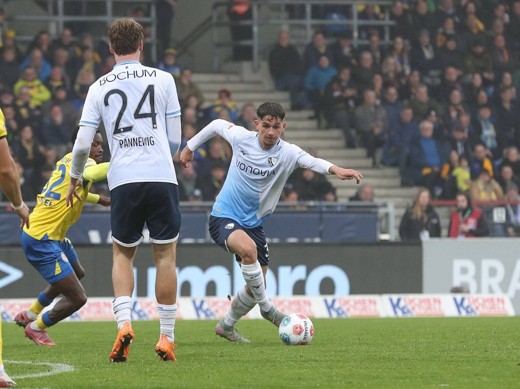 Cajetan Lenz dribbelt mit dem Ball.