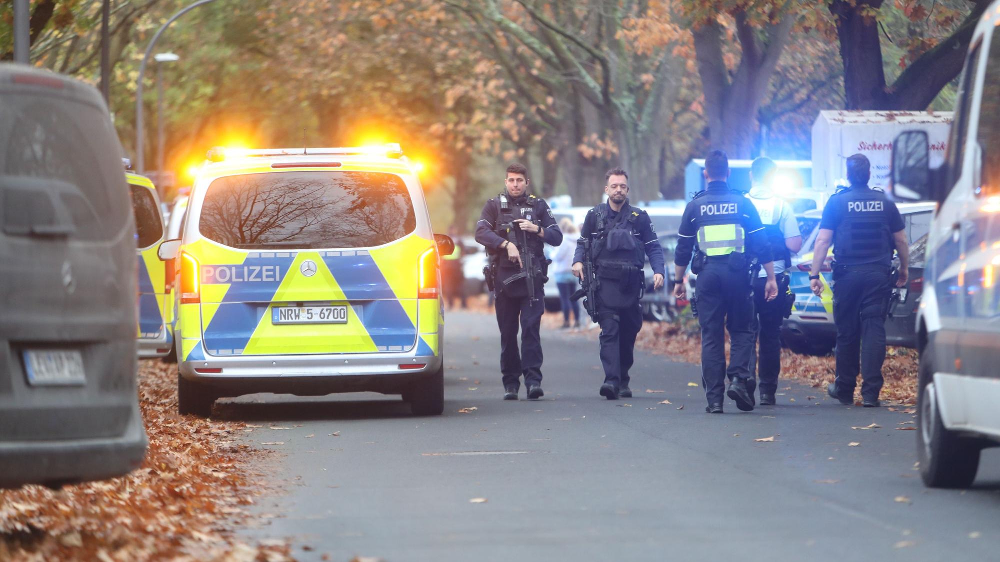 Polizeikräfte bei einem Einsatz an einer Kölner Schule (Symbolfoto)