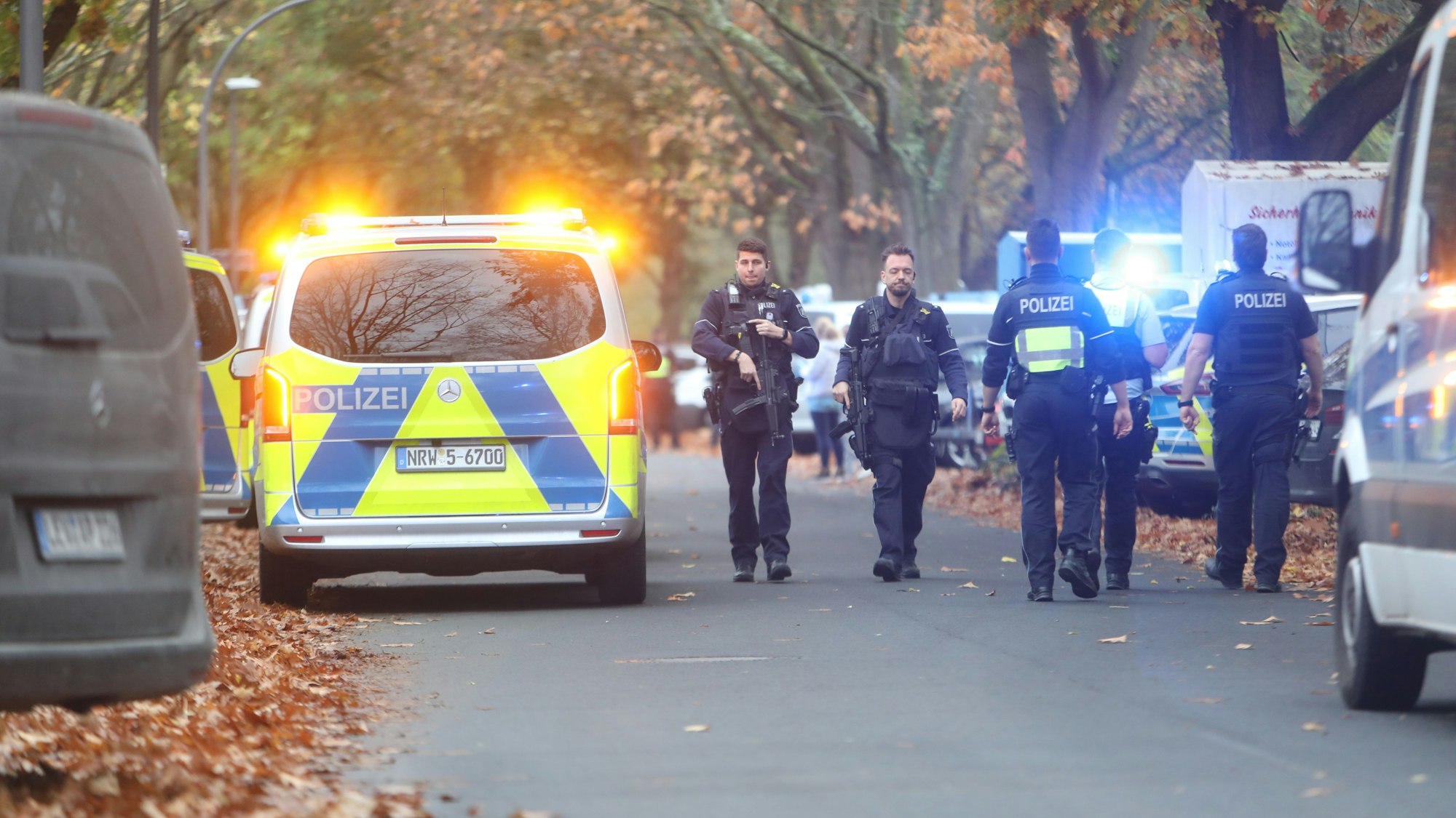 Polizeikräfte bei einem Einsatz an einer Kölner Schule (Symbolfoto)