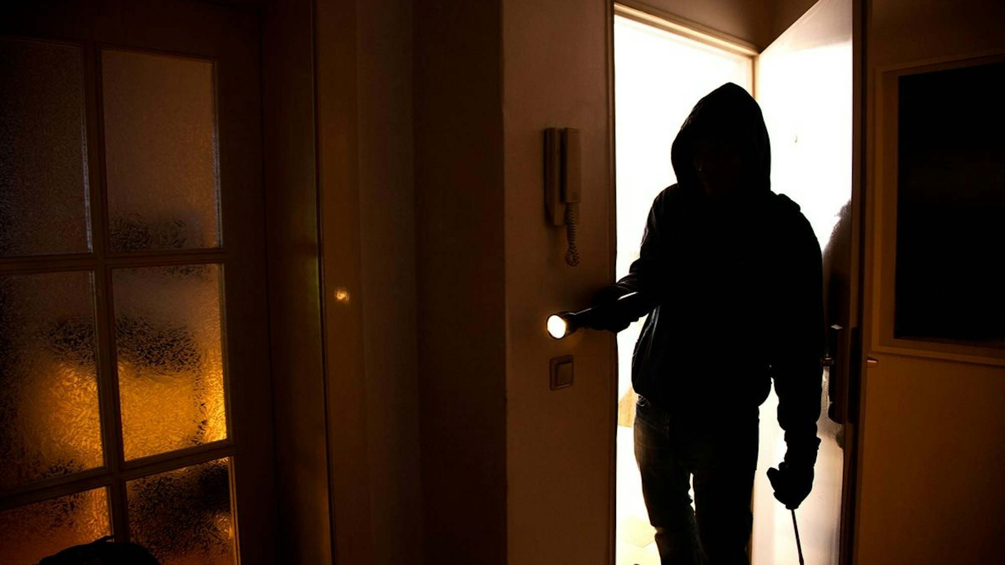 Ein aufgehebeltes Fenster, durch das Einbrecher eingestiegen sind.