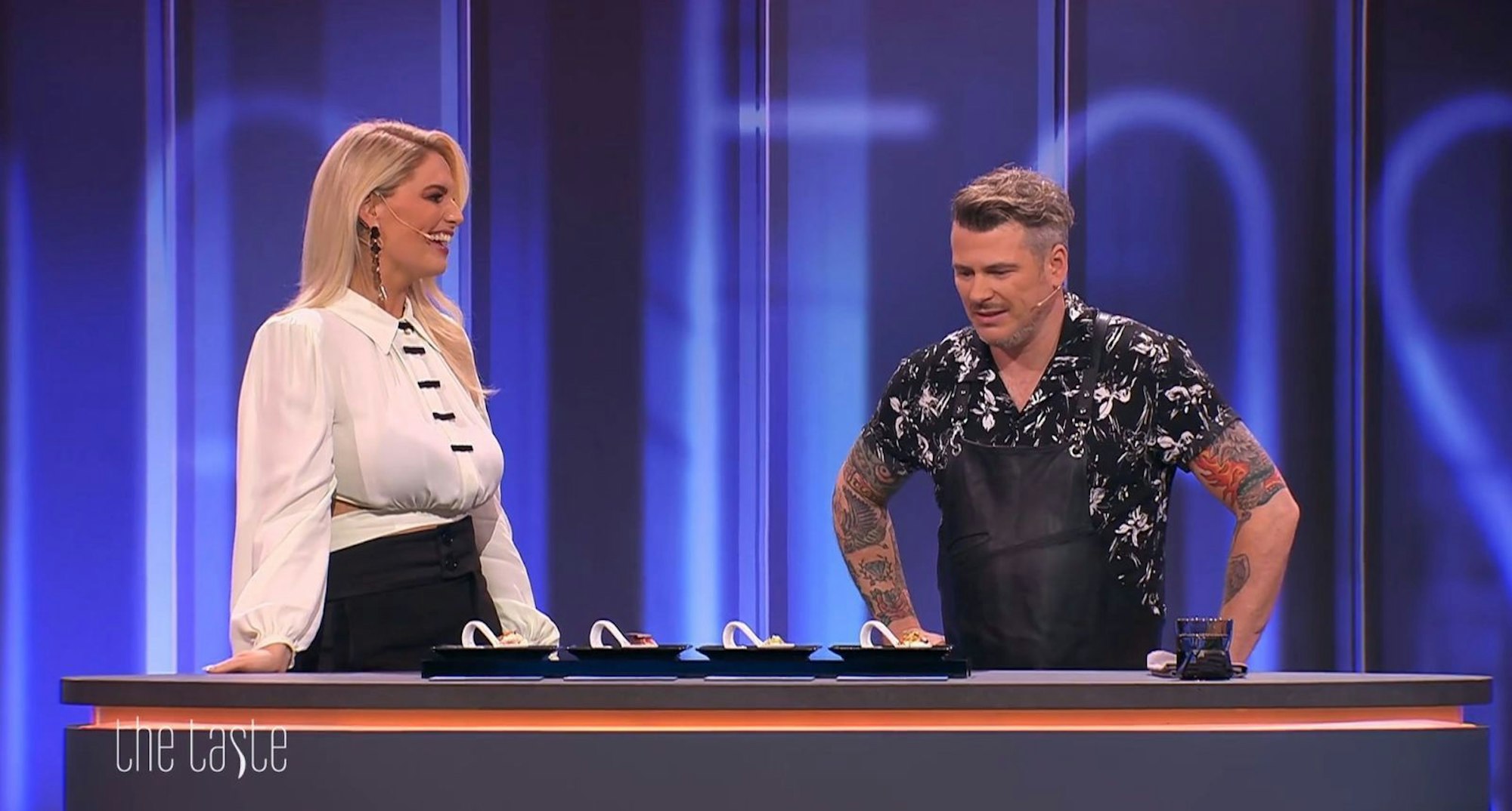 Sind das Löffel, in denen „Musik“ steckt? Genau um diese Frage ging es in der „The Taste“-Folge, für die Moderatorin Angelina Kirsch den Kölner Sternekoch Daniel Gottschlich eingeladen hatte. (Bild: Joyn/Screenshot)