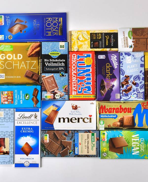 Diverse Milchschokoladen liegen nebeneinander