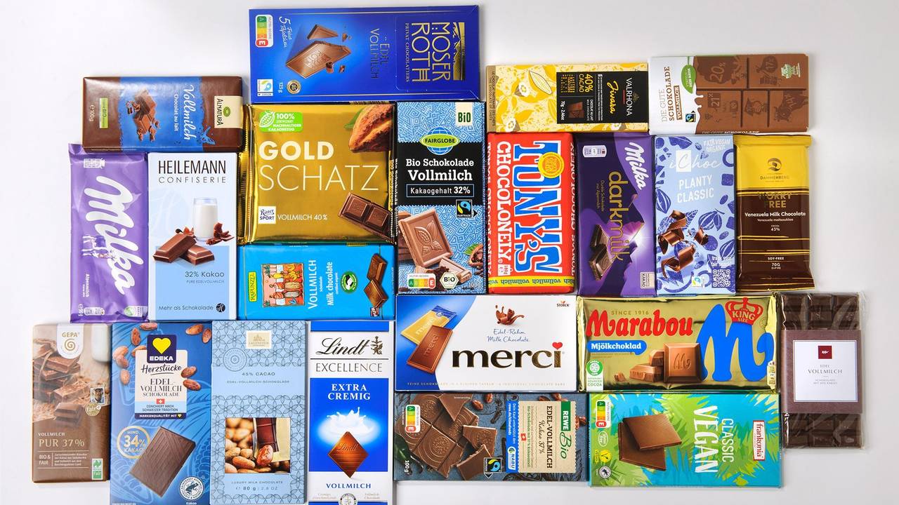 Diverse Milchschokoladen liegen nebeneinander