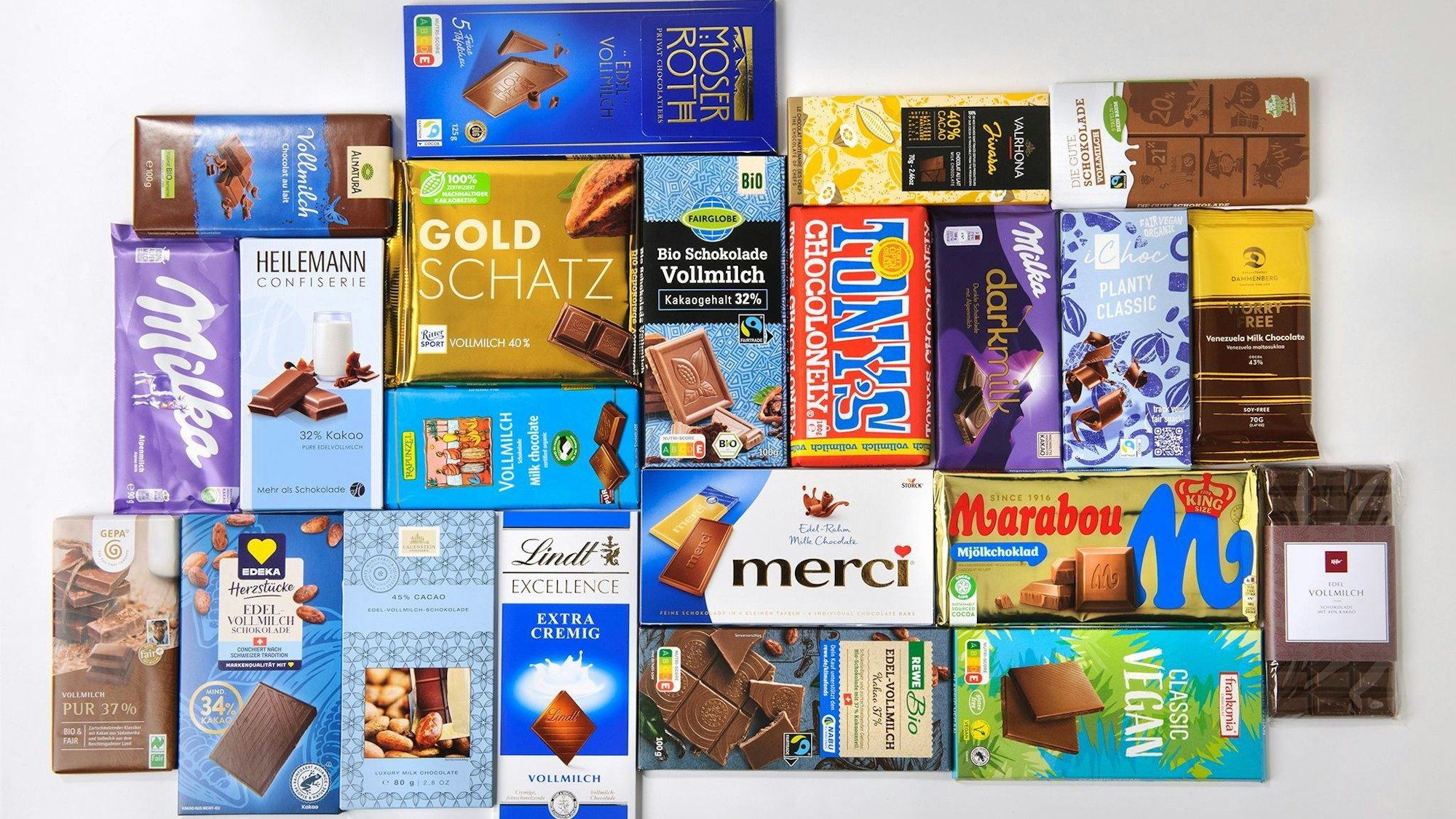 Diverse Milchschokoladen liegen nebeneinander
