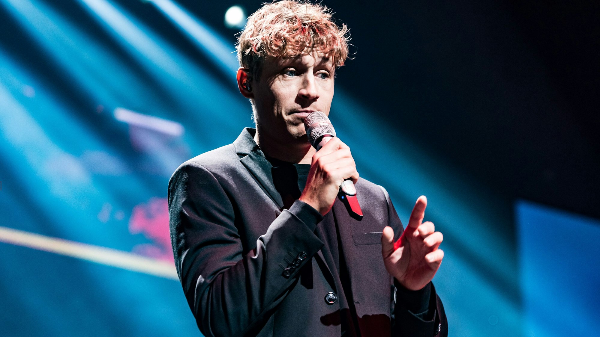 Tim Bendzko bei einem Auftritt in der Kölner Lanxess-Arena.