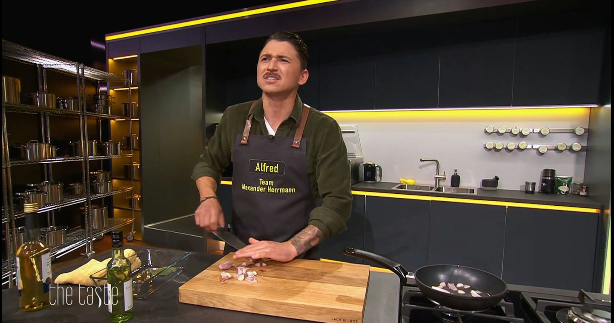 Der sympathische Bayer Alfred hat immer wieder Schwierigkeiten, den Anweisungen seiner Coaches zu folgen. (Bild: Joyn/Screenshot)