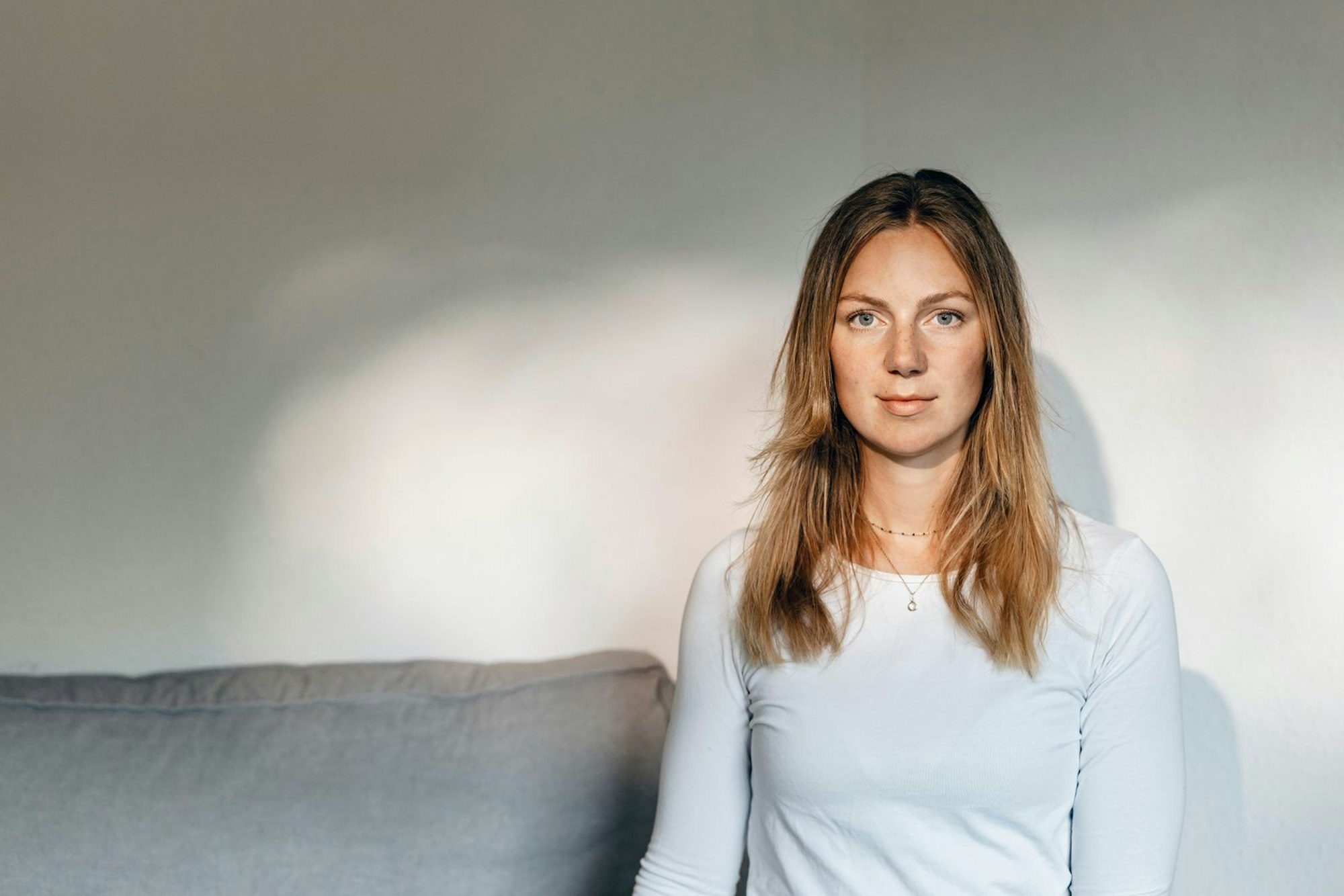 „Ich möchte, dass ich wieder unbeschwerter durch meinen Alltag gehe“, wünscht sich Mara. (Bild: ZDF/Verena Müller)