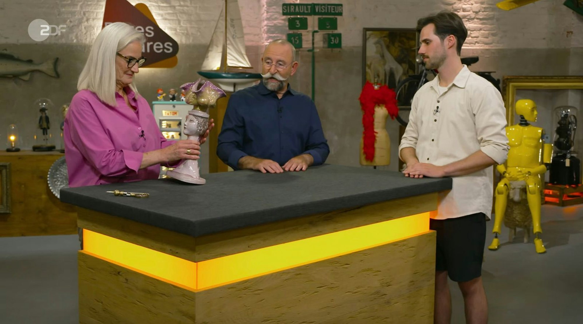 Verkäufer Kevin (rechts) aus Münster bekam für seine Keramik am Ende mehr, als Expertin Friederike Werner und Moderator Horst Lichter erwartet hätten. (Bild: ZDF)