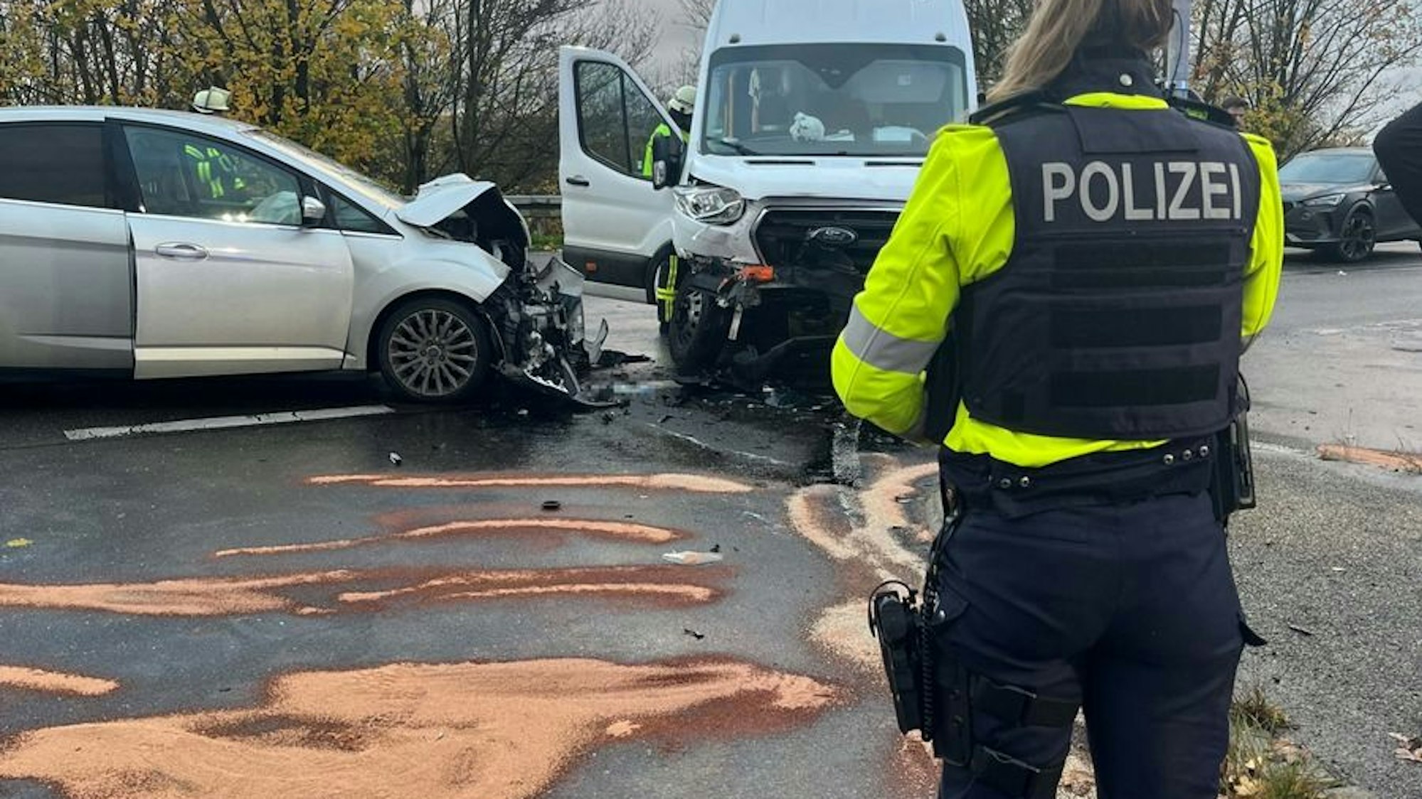 Ein Kleinbus und ein Auto sind auf einer Kreuzung zusammengestoßen.