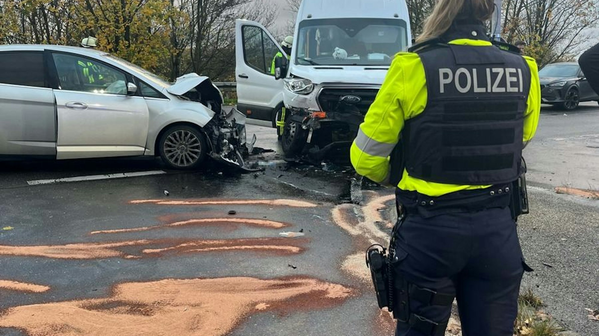 Ein Kleinbus und ein Auto sind auf einer Kreuzung zusammengestoßen.