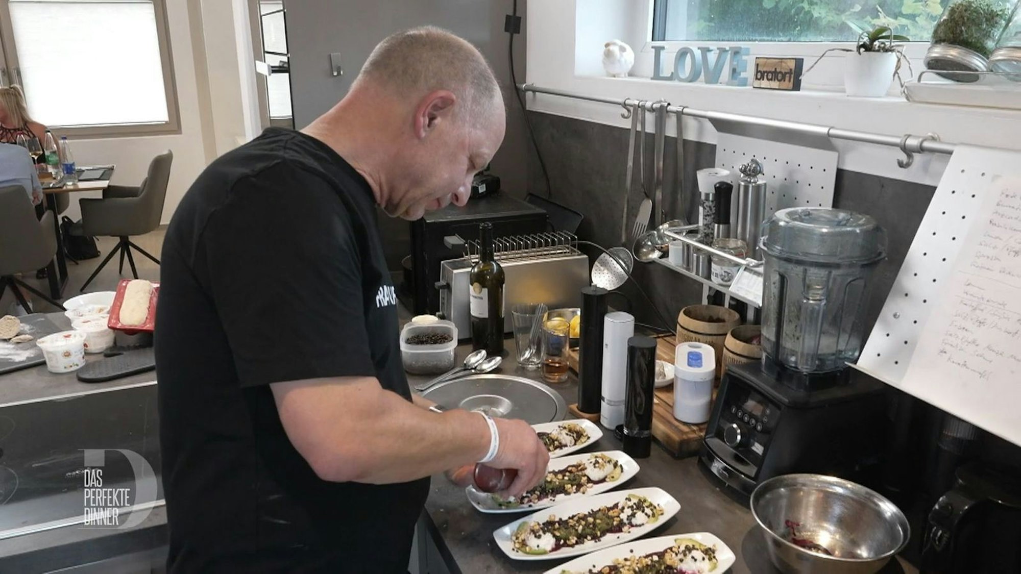 Beim Anrichten der Vorspeise lässt sich Andi alle Zeit der Welt, denn es soll ja schön werden.
(Bild: RTL)