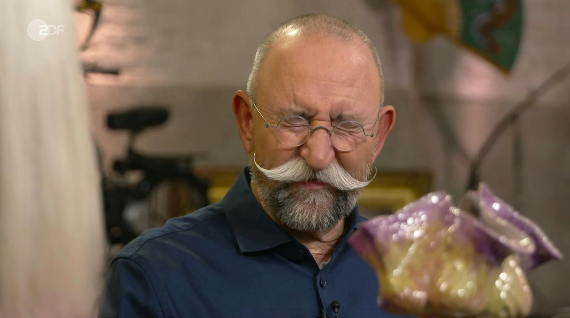 „Bares für Rares“-Moderator Horst Lichter war von der skurrilen Keramik alles andere als angetan. (Bild: ZDF)