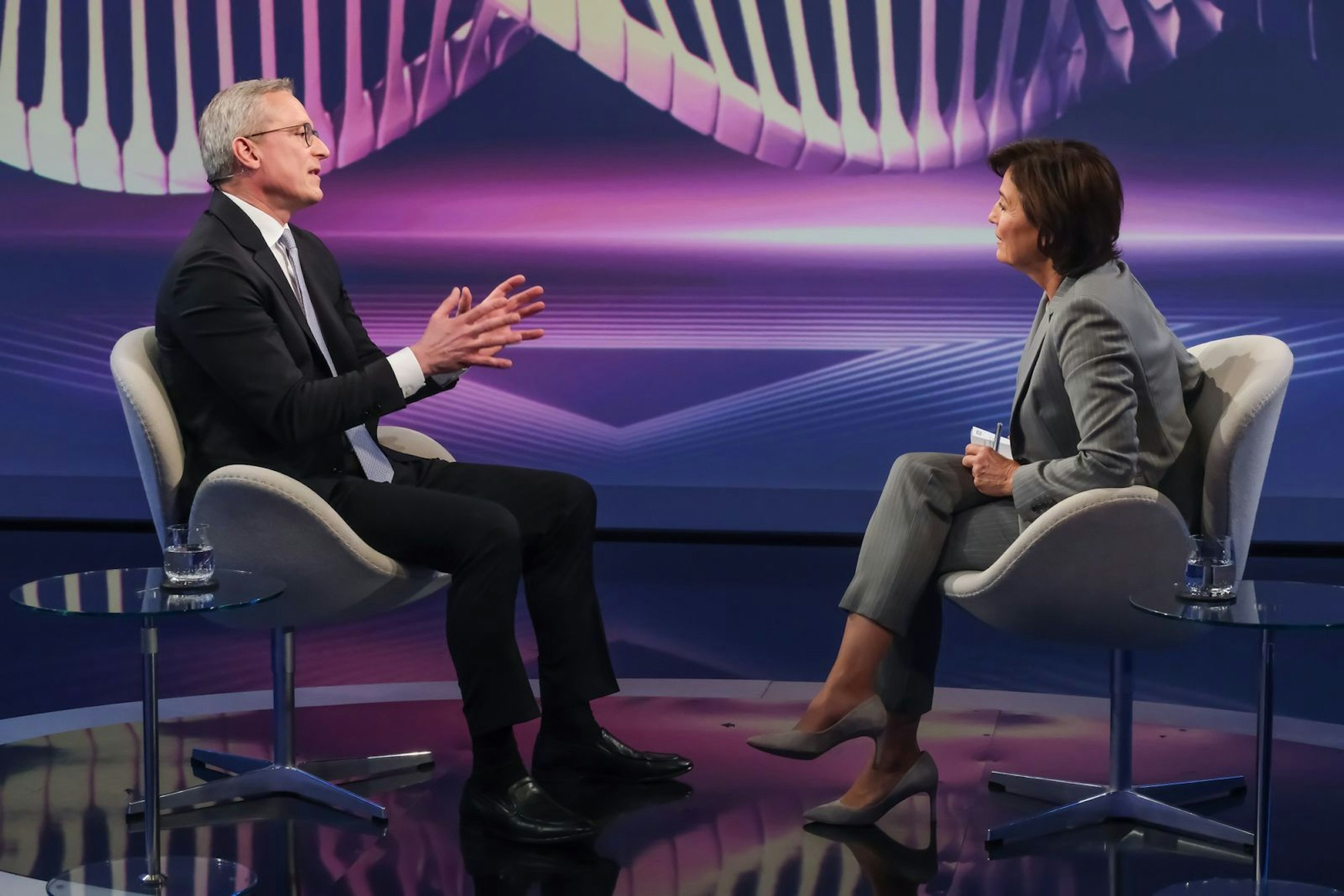 Erleichterung bei Behördengängen? Karsten Wildberger kündigte bei Sandra Maischberger eine neue „digitale Brieftasche“ an. (Bild: WDR / Oliver Ziebe)