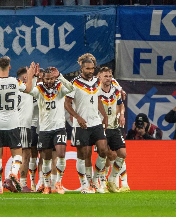 Die DFB-Auswahl jubelt über ein Tor in der WM-Qualifikation.