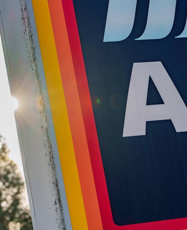 Das Logo von Aldi-Süd steht auf dem Gelände des Discounters.