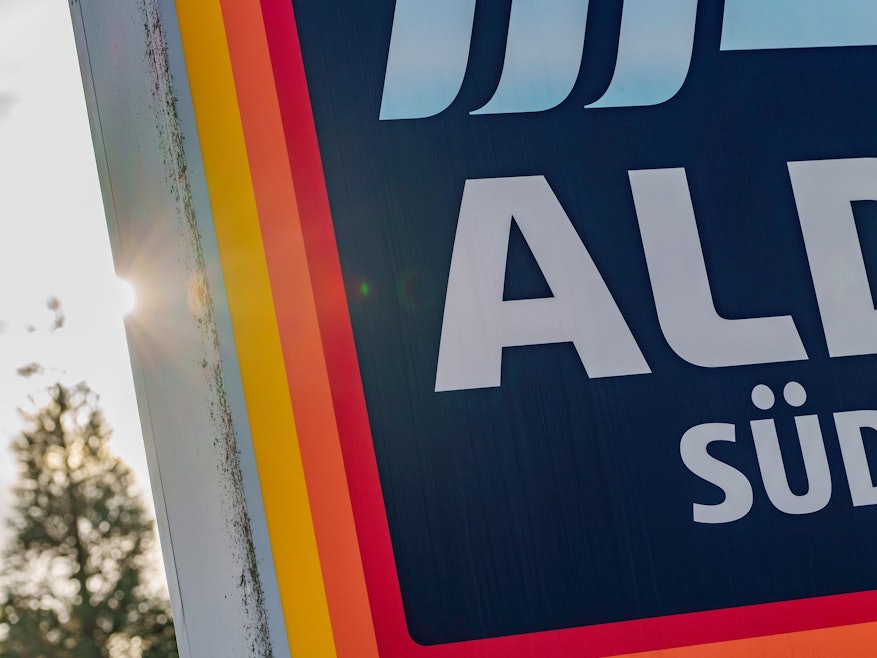 Das Logo von Aldi-Süd steht auf dem Gelände des Discounters.