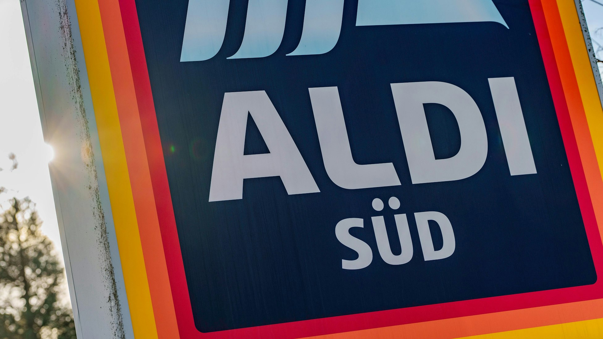 Das Logo von Aldi-Süd steht auf dem Gelände des Discounters.