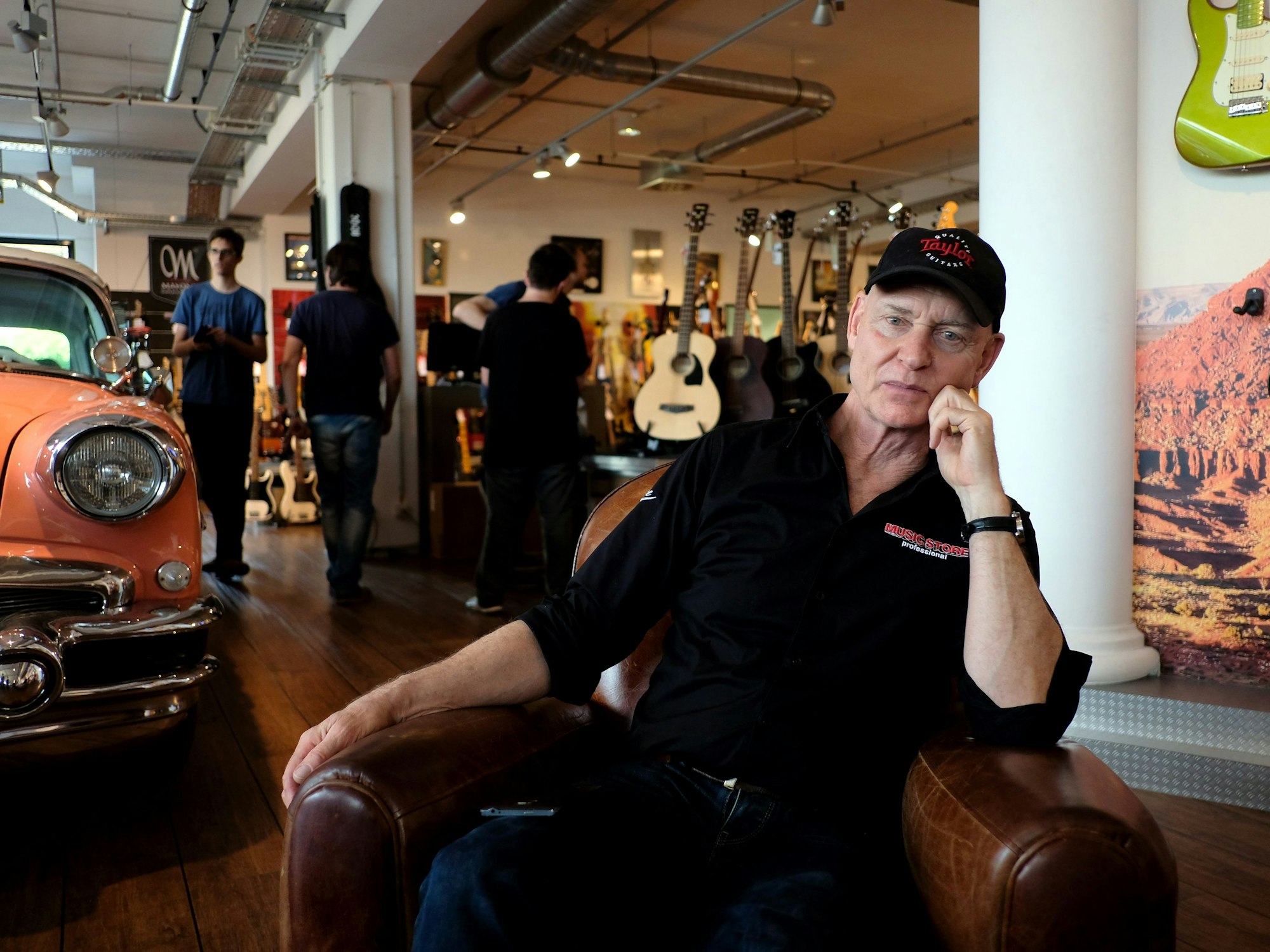 Michael Sauer im Music Store in Köln.