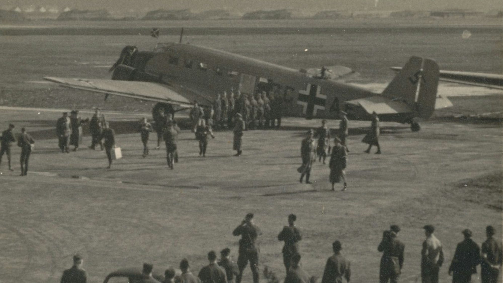 Nazi-Verbrecher Hermann Göring beim Besuch in Köln – die Maschine landete auf dem Rollfeld in Ostheim