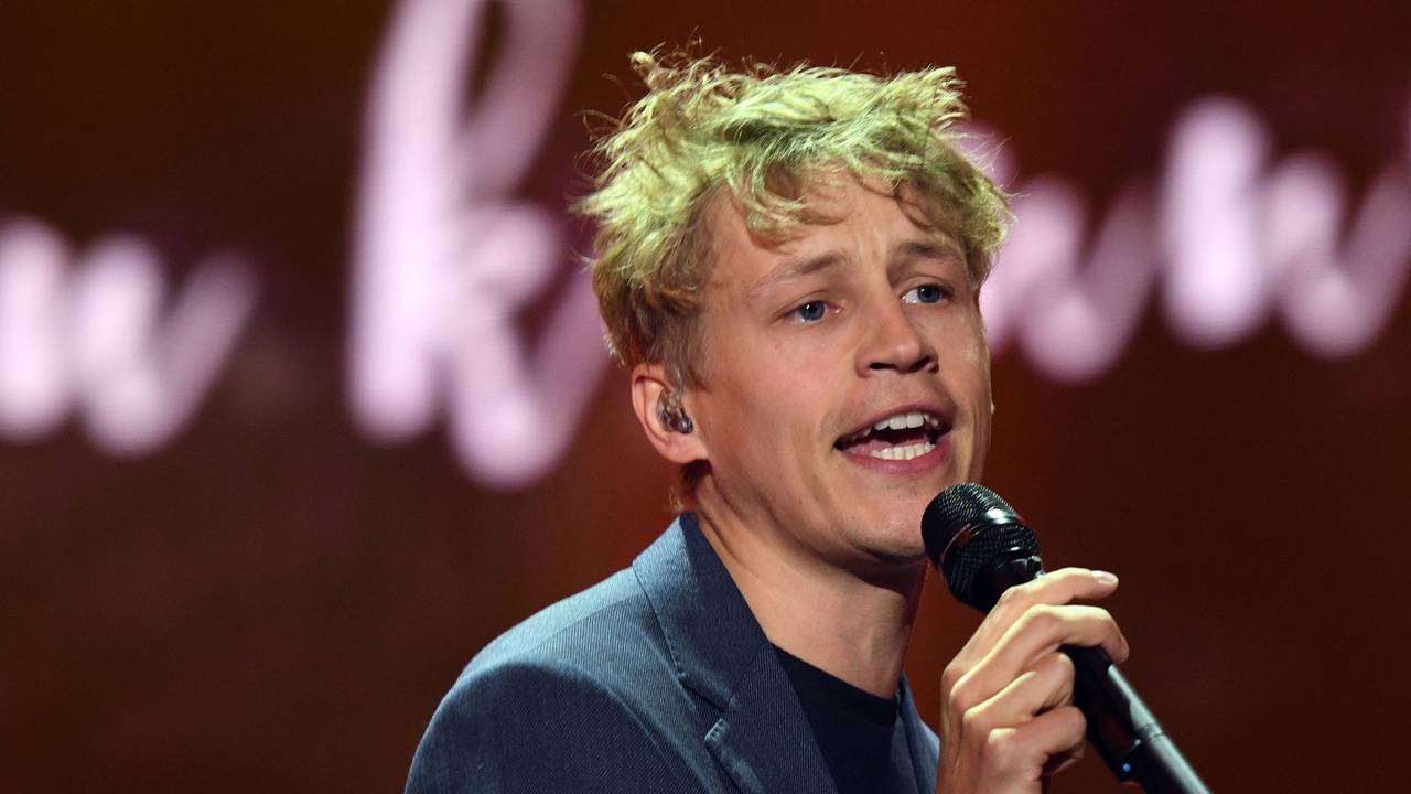Sänger Tim Bendzko auf der Bühne.