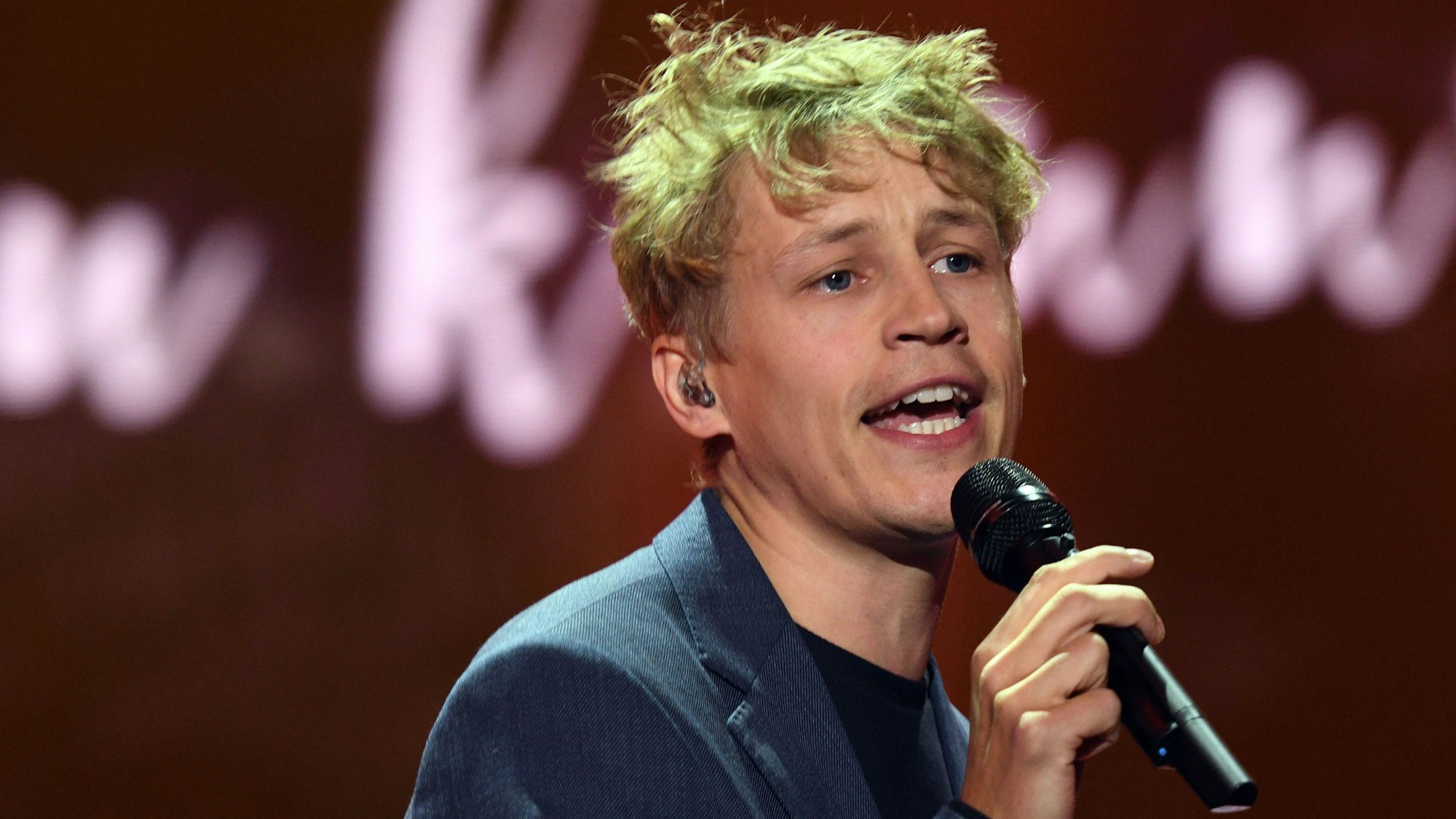 Sänger Tim Bendzko auf der Bühne.