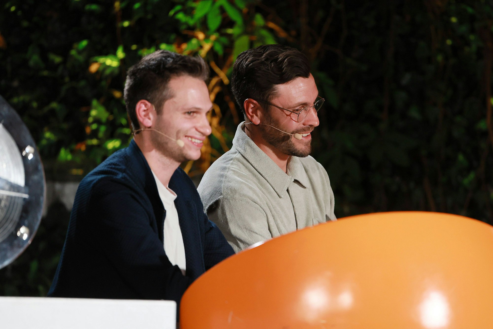 Ex-FC-Profi Jonas Hector und Komiker und Reporter Fabian Köster sitzen bei der Wahlarena zusammen.