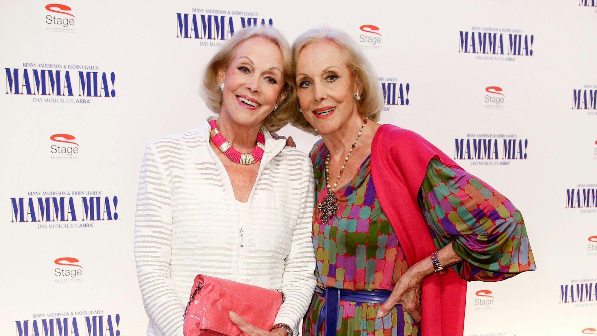 Alice und Ellen Kessler posieren.