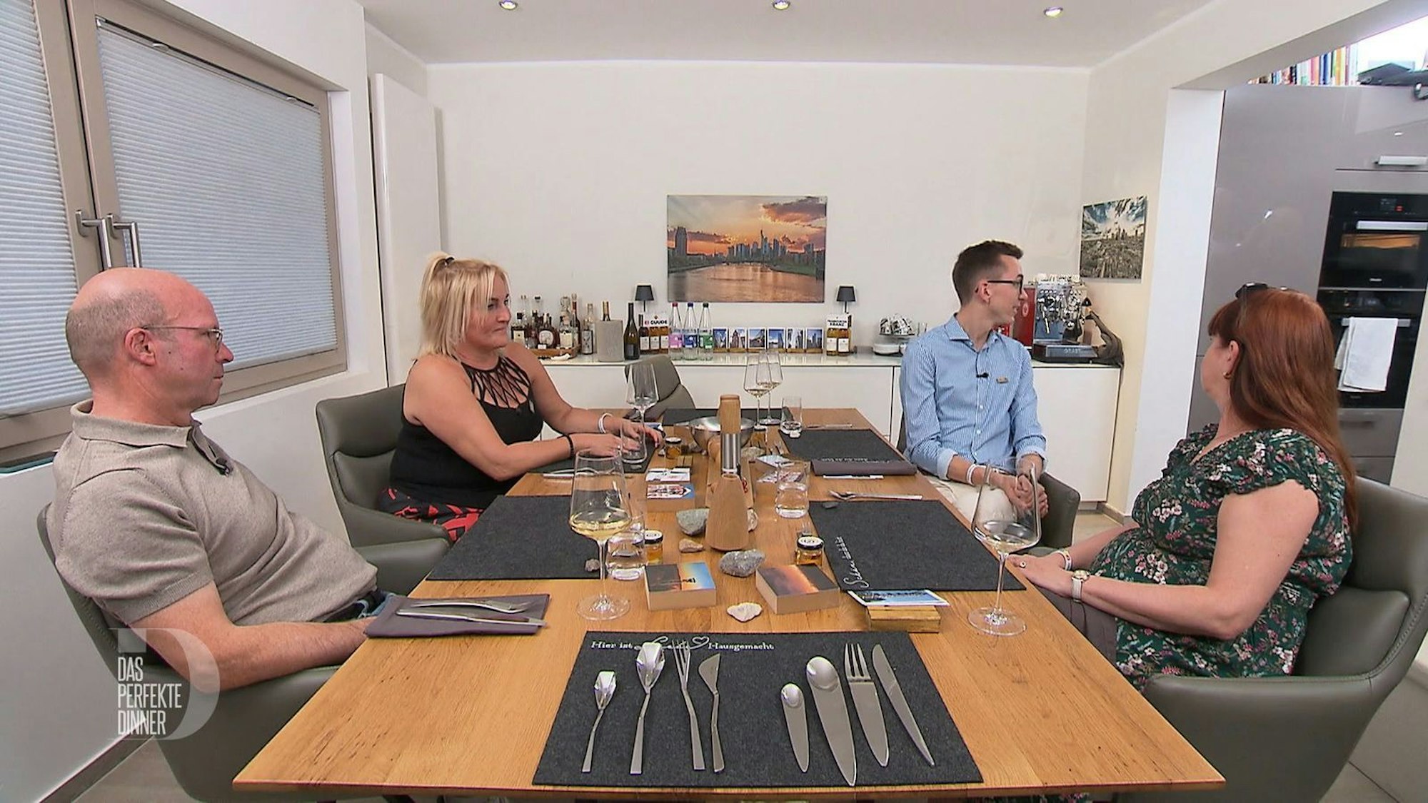 Volker, Kinga, André und Carola (von links) müssen ganz schön lange auf den Hauptgang warten.
(Bild: RTL)