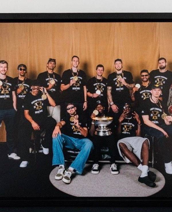 Die deutsche Basketball-Nationalmannschaft nach dem EM-Triumph in Szene gesetzt von Fotograf Basti Sevastos in Frankfurt.